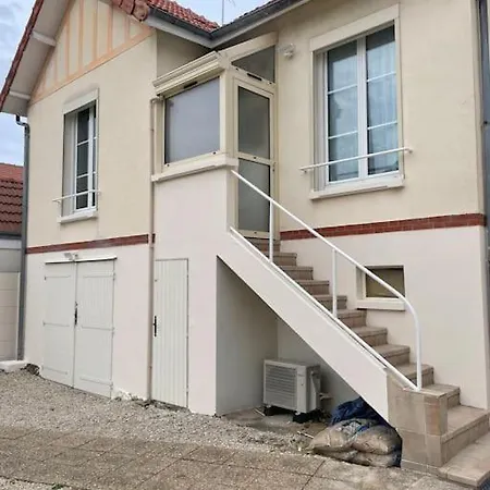 Charmante Maison 2 Chambres Avec Cour Et Jardin Sainte-Savine Exterior photo