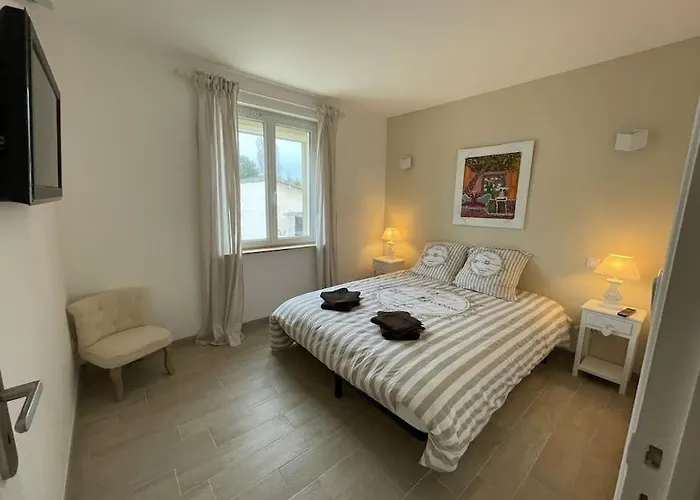 Charmante Maison 2 Chambres Avec Cour Et Jardin